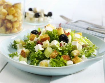 Salat-med-croutoner-yoghurt-og-salatost-med-oliven