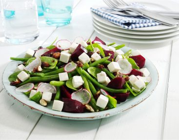 Sprød-bønnesalat-med-salatost-og-kryddernødder