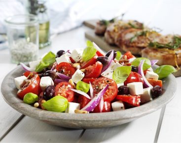 krydret-tomatsalat-med-salatost